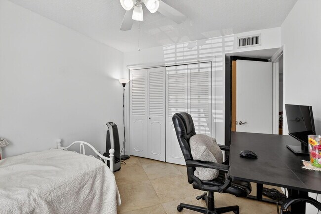 Building Photo - 9101 Jacaranda Ln
