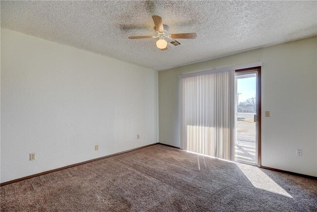 Building Photo - 3 Bedroom/2Bath/2Car Duplex- 2 Car Garage-1.5 from Chilsholm Creek