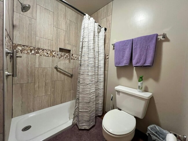 Building Photo - 2702 Juniper Cir