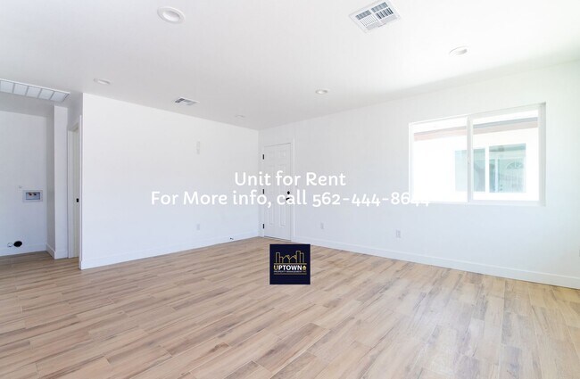 Building Photo - House -  2 Bedrooms + 1 Office / 1 Bathroom - Paramount