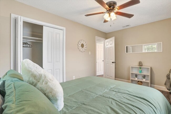 Building Photo - Furnished 4 Bedroom, 2 Bath Brick Home in Savannah