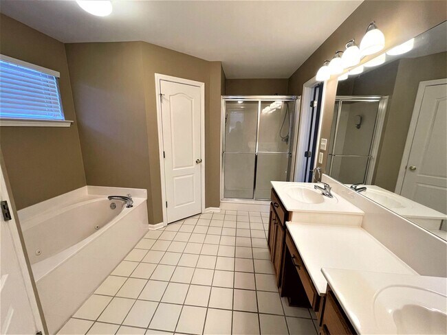 Building Photo - 11652 Belle Manor Dr