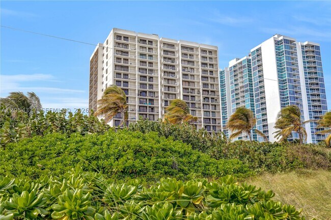Building Photo - 2625 Collins Ave
