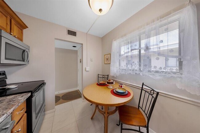 Building Photo - 5250 Las Verdes Cir