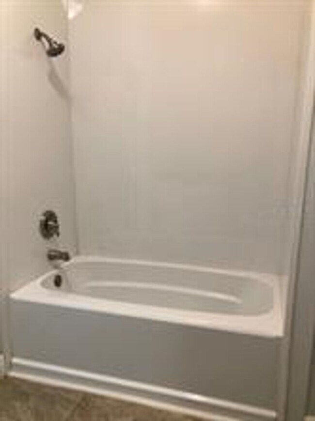 Building Photo - 2 Bedroom / 2 Bath Bungalow in Sanford's Historic District!