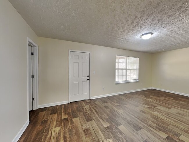 Building Photo - MOVE IN BY MARCH 31, 2025 HALF OFF APRIL R...