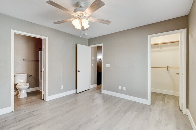 Building Photo - "Charming 2-Bedroom Townhouse Retreat with 2.5 Baths in South Henderson -with Backyard “