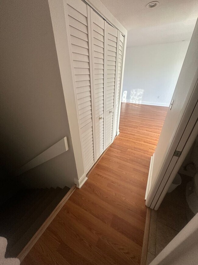 Building Photo - Beach Place Town House