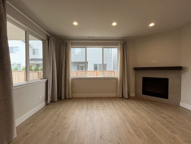 Building Photo - Stunning 2024 Built 5BR Home with Main-Level Suite, EV Charger & Covered Patio Near River Terrace