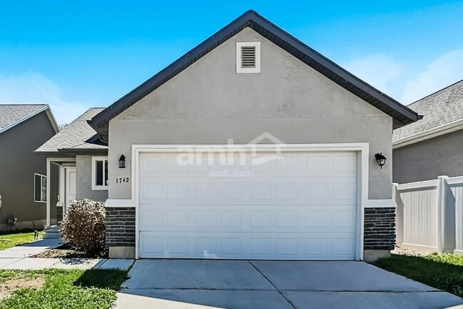 Building Photo - 1742 E Shadow Dr