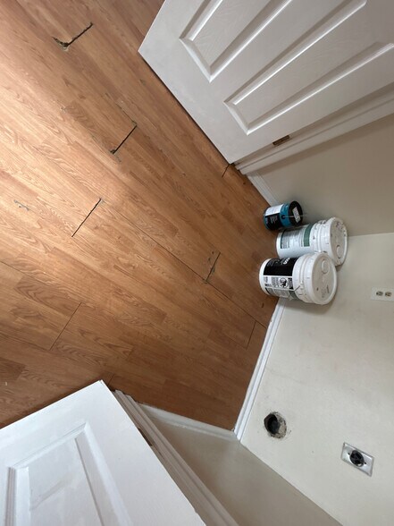 Building Photo - Room in Apartment on West Loop