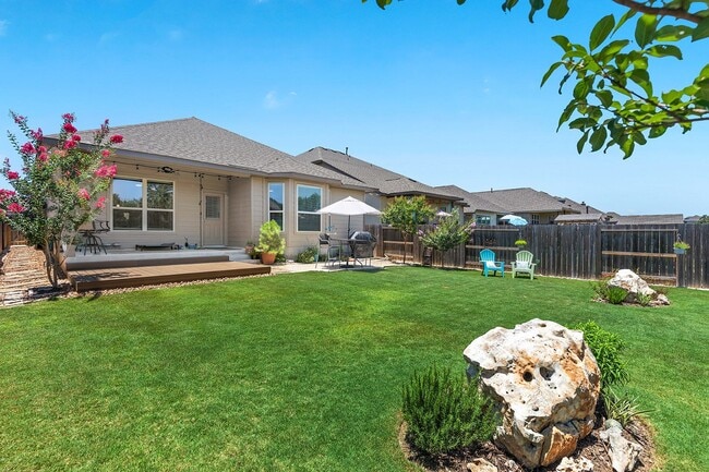 Building Photo - "Charming 3-Bedroom Retreat with 2 Baths i...