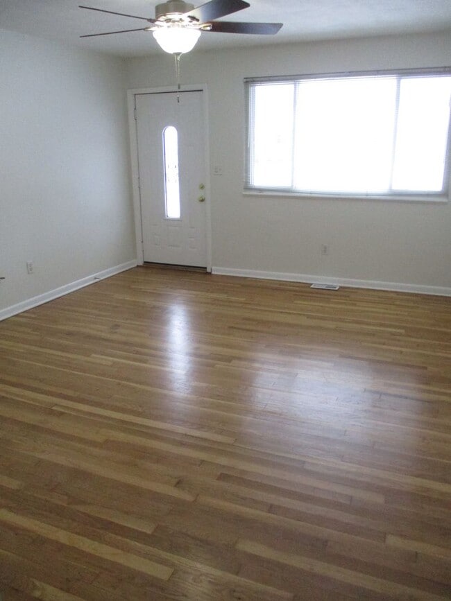 Building Photo - 3 Bedroom/1.5 Bath Brick Ranch In Miamisburg