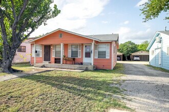 Building Photo - Cozy 1 Bed, 1 Bath Duplex A Block From Woodlawn Lake