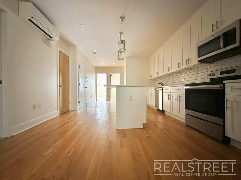 Building Photo - STUNNING 4 BEDROOM IN BRIGHT APARTMENT!
