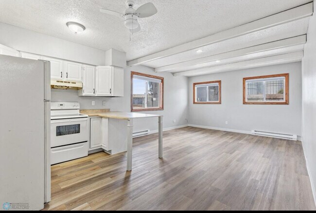 Primary Photo - 214 Parke Ave S
