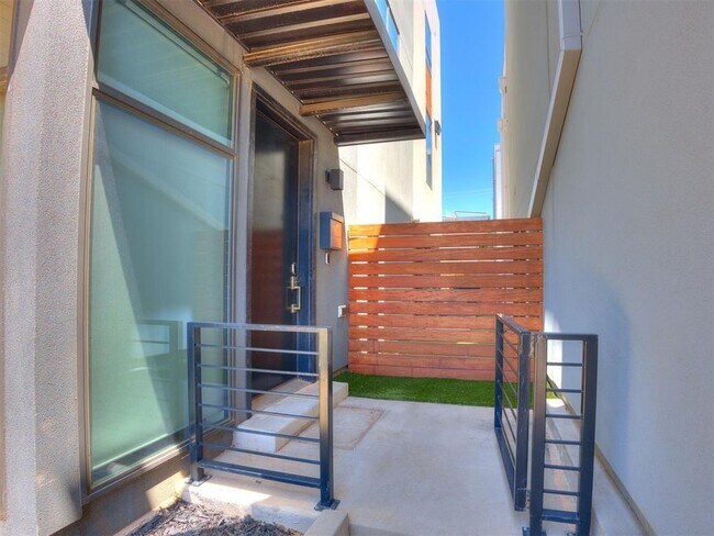 Building Photo - 825 NW 6th St