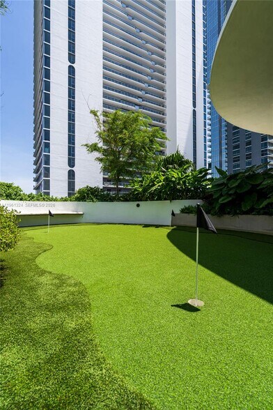 Building Photo - 700 NE 24th St