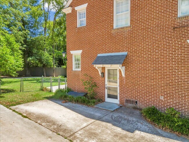Building Photo - 3551 Overlook Ave