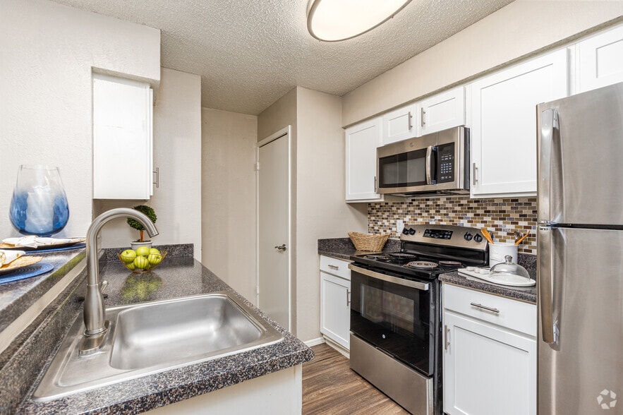 1BR, 1BA - 652SF - Kitchen - Slate Dallas
