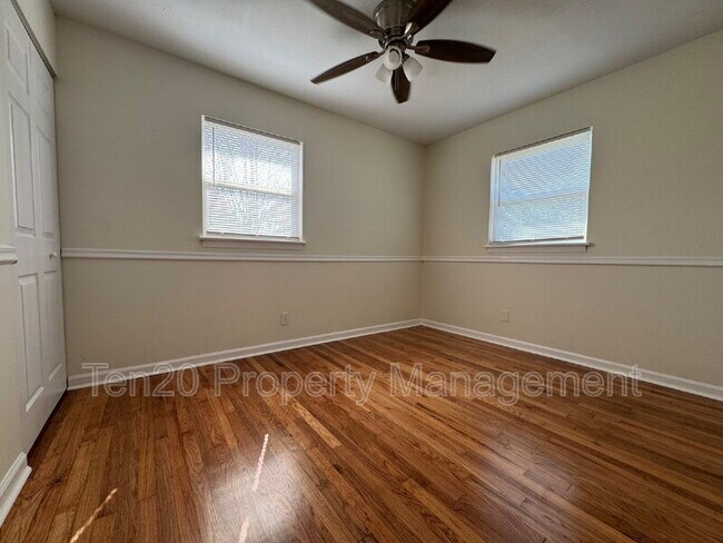 Building Photo - 302 26th St