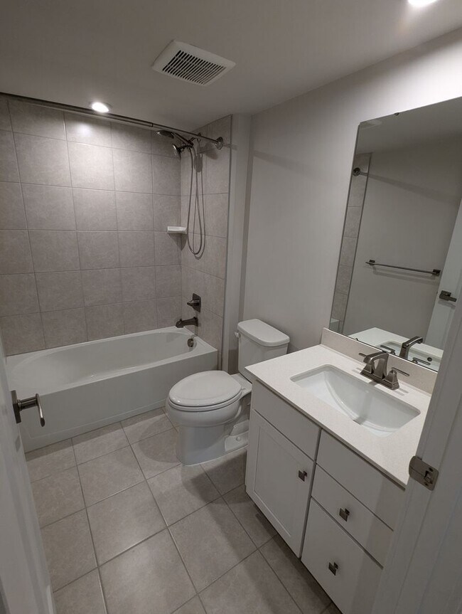 Building Photo - Stunning villa in the Harrison Terrace com...