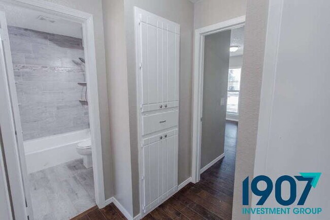 Building Photo - Spacious 5-Bedroom Home in Moore with Rece...