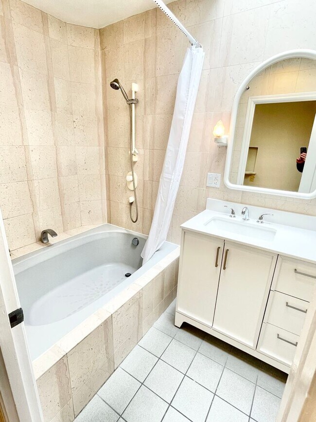 Building Photo - Beautiful 3 Bed / 2 Bath Sunset/Parkside Home!