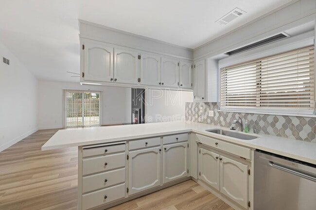 Building Photo - 9741 Treetop Dr