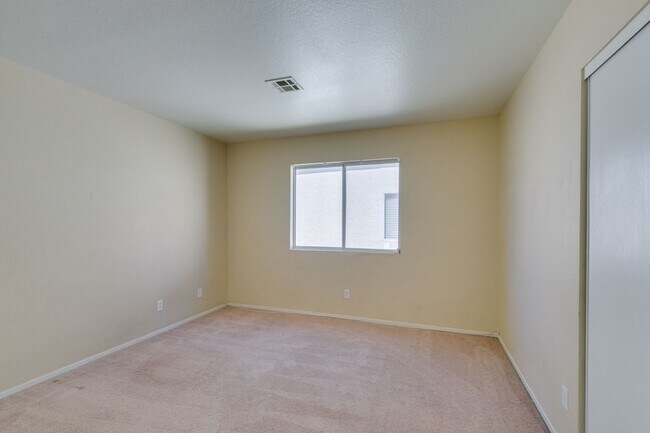 Building Photo - SUMMERLIN, SPACIOUS, 4 BED HOME WHITH A LARGE BACKYARD