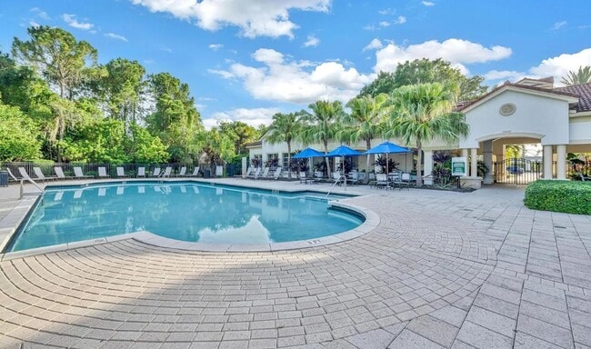 Building Photo - Bright & Beautiful 2/2 Condo in The Estate...