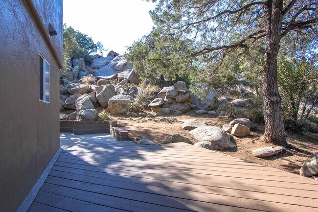 Building Photo - Home located in Pines & Boulders with Views!