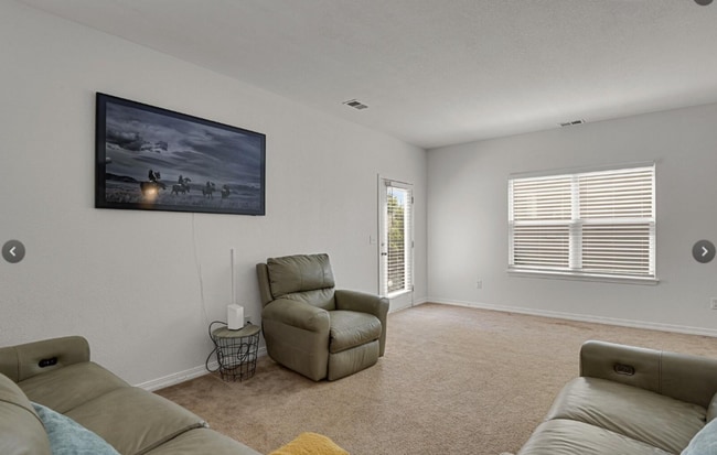 Building Photo - Long Realty & Property Management - Well Maintained 4 Bedroom Home in East Aurora