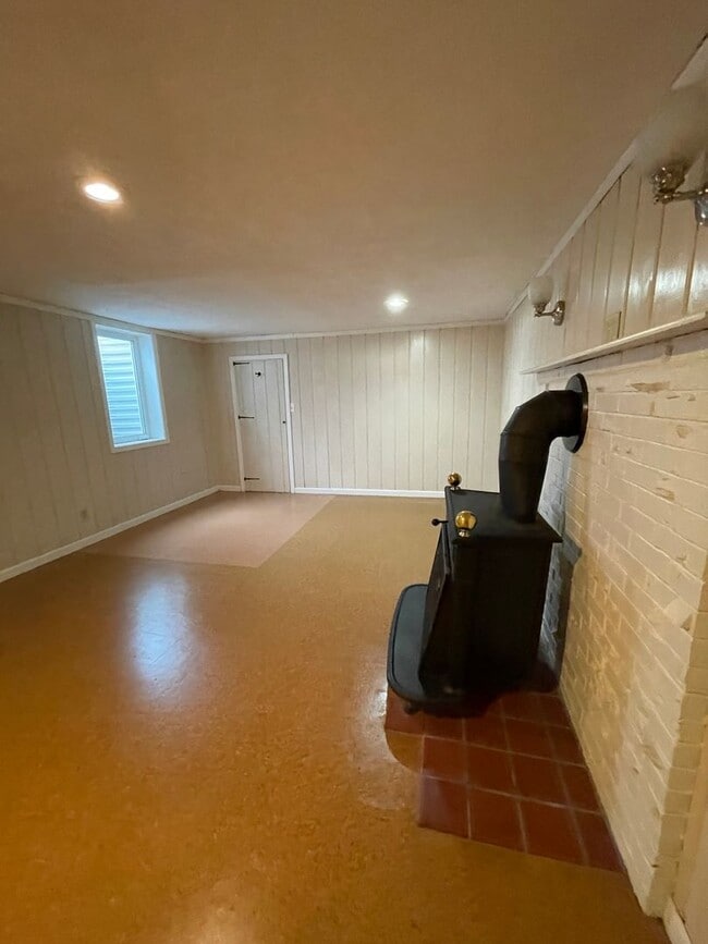 Building Photo - 2 bd., 1 bath with extra bonus finished ba...