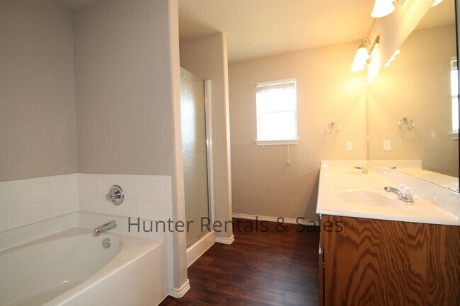 Building Photo - Fabulous Five Bedrooms!
