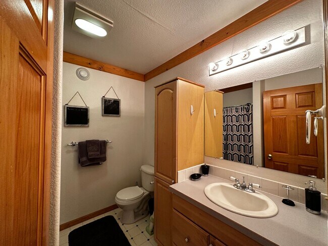 Building Photo - 3 Bed/2 Bath/2 Car Garage/Dogs Allowed