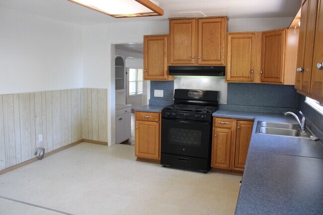 Building Photo - Three Bedroom, One Bathroom Single Family Home in Isleton.