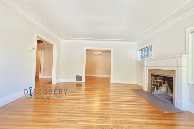 Building Photo - Upper Rockridge 3 Bedroom Home