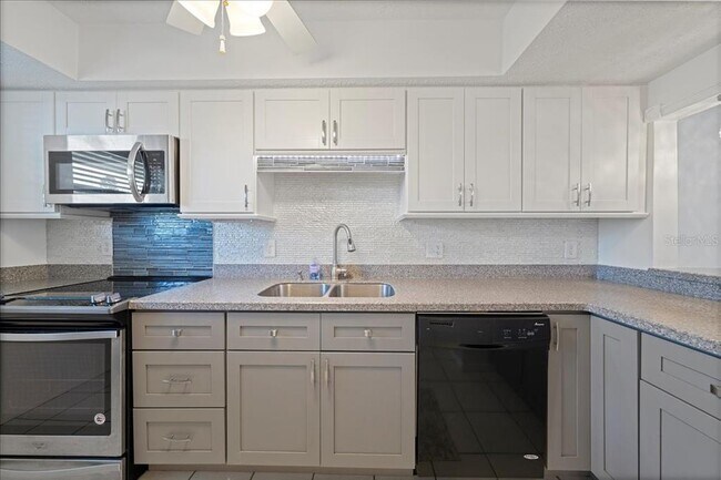 Building Photo - 1749 S Highland Ave