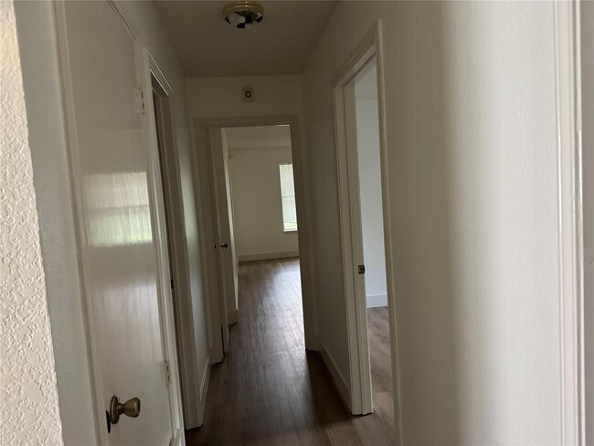Building Photo - 709 Shade Tree Dr