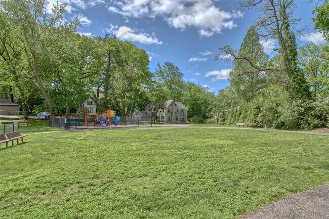 Building Photo - 4901 Henry Hudson Pkwy W