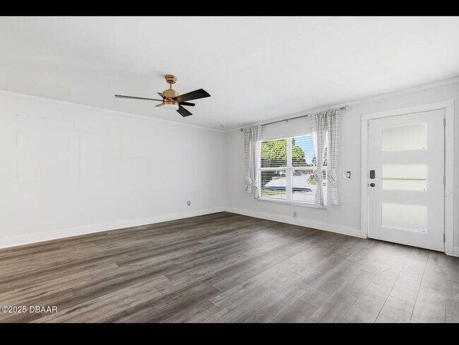 Building Photo - 3 Bedroom with Florida Room and Shed Available Now - Daytona Beach