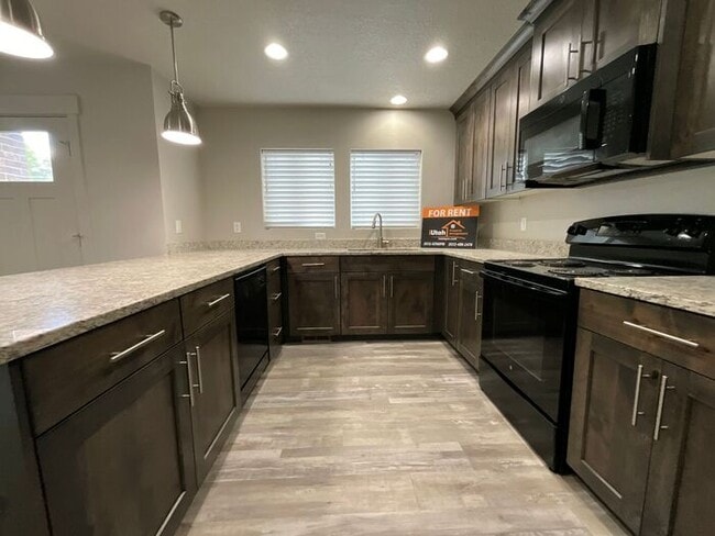 Building Photo - 3 bdrm 2 1/2 bath Townhome- Small Dog Friendly