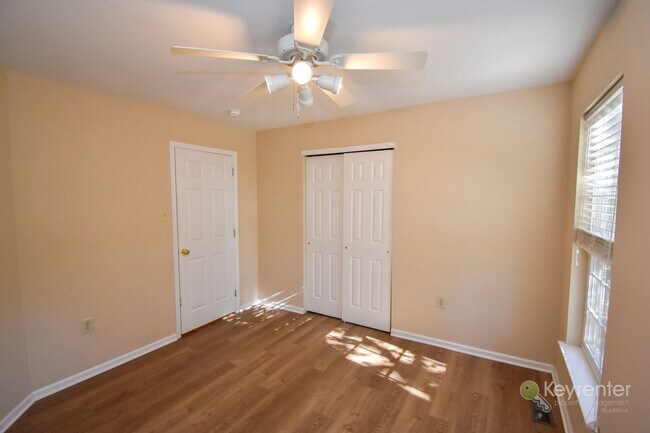 Building Photo - End Unit Townhome in Warrington Hunt community with 2 car garage!