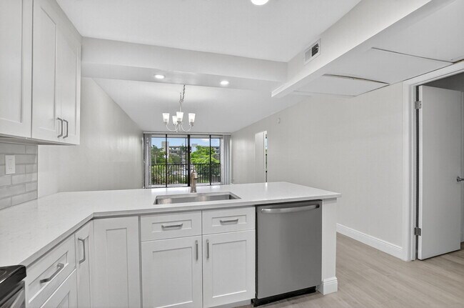 Building Photo - 4 Royal Palm Way