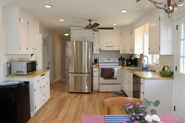 Building Photo - 14 Leeway Dr