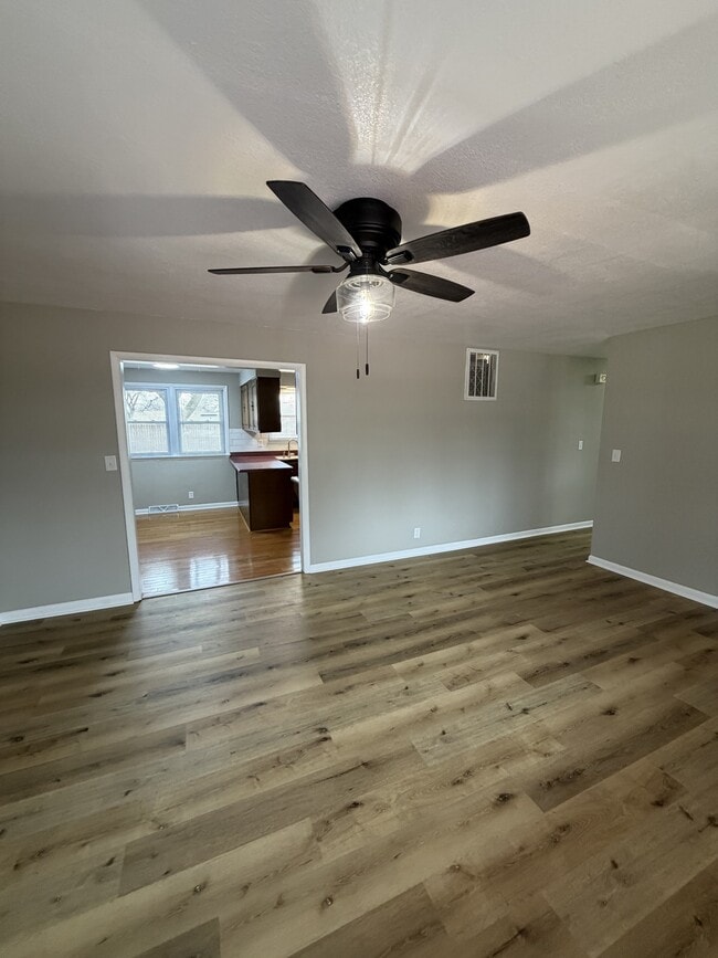 Building Photo - 2213 Roland Dr