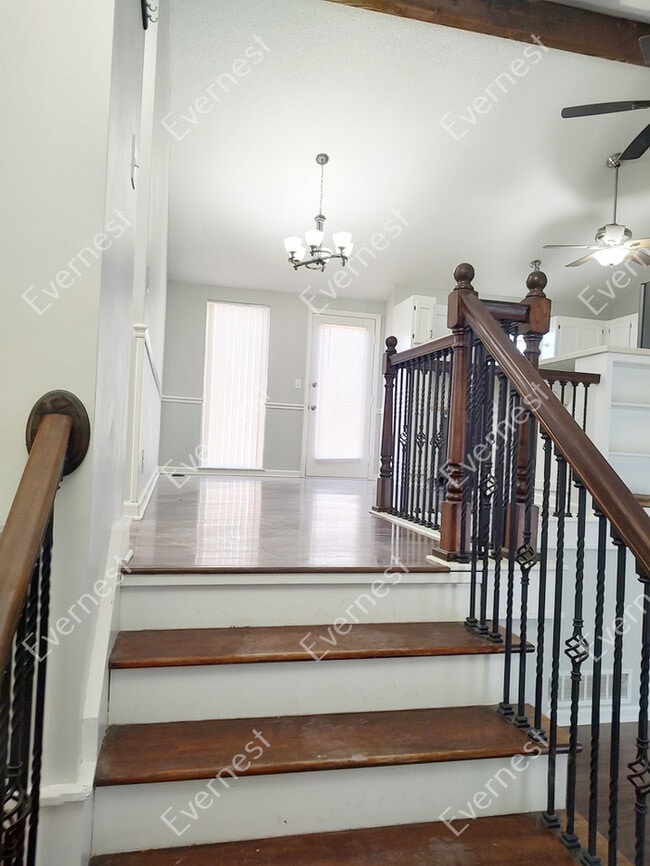Building Photo - 3 Bed & 2.5 Bath House in Olathe / Pet-Fri...