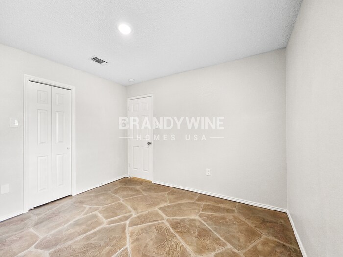 Building Photo - 6636 Valley View Dr