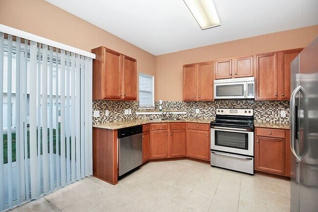 Building Photo - End Unit 3BD/2.5BA Townhome in Mill Creek!